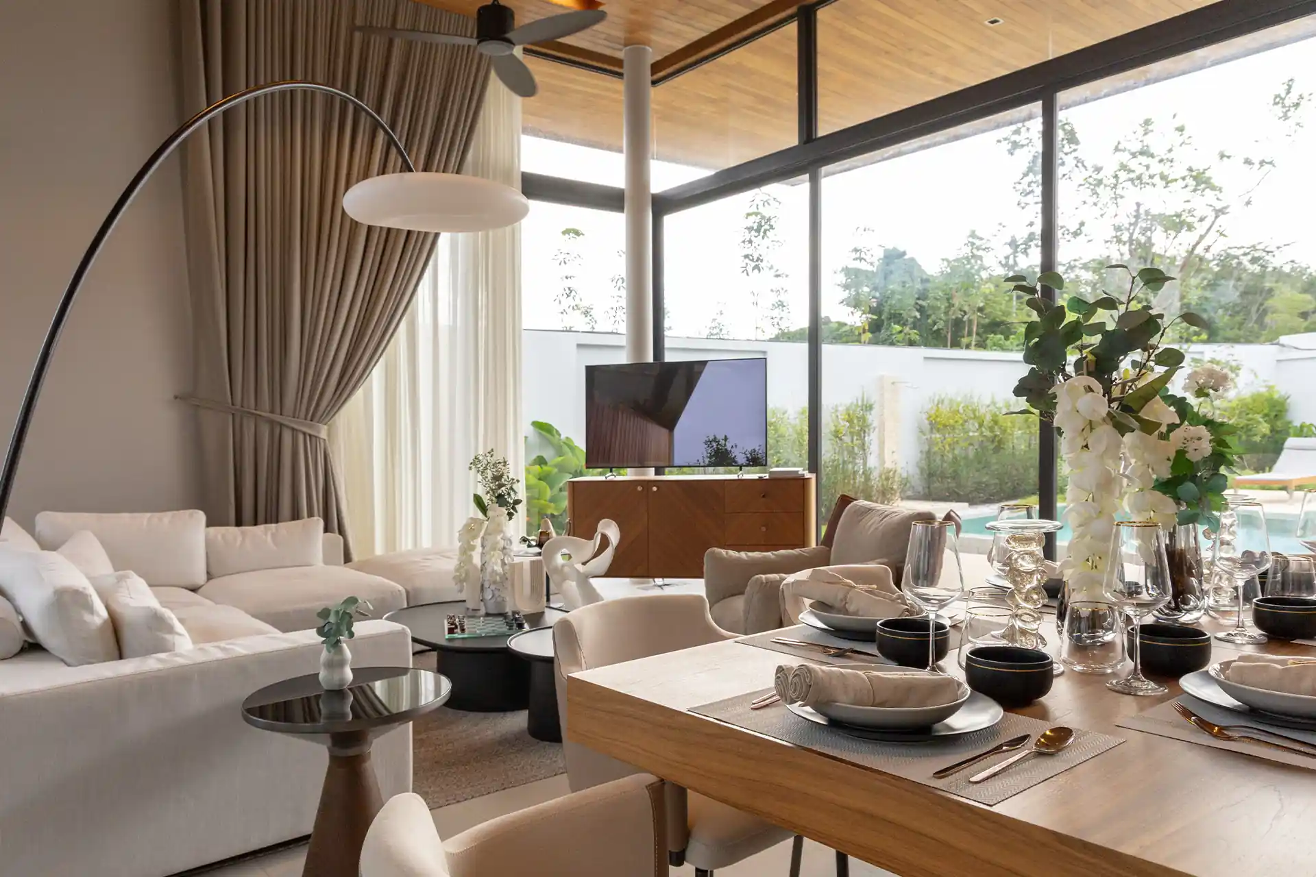 Botanica Four Season Thalang cozy living and dining with pool outlook
