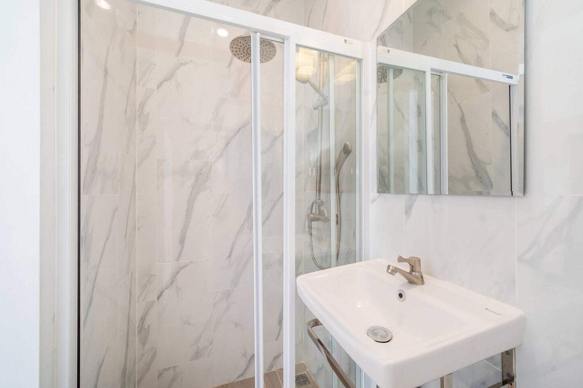 Goldena Twin Kamala bathroom with shower cabin and vanity sink