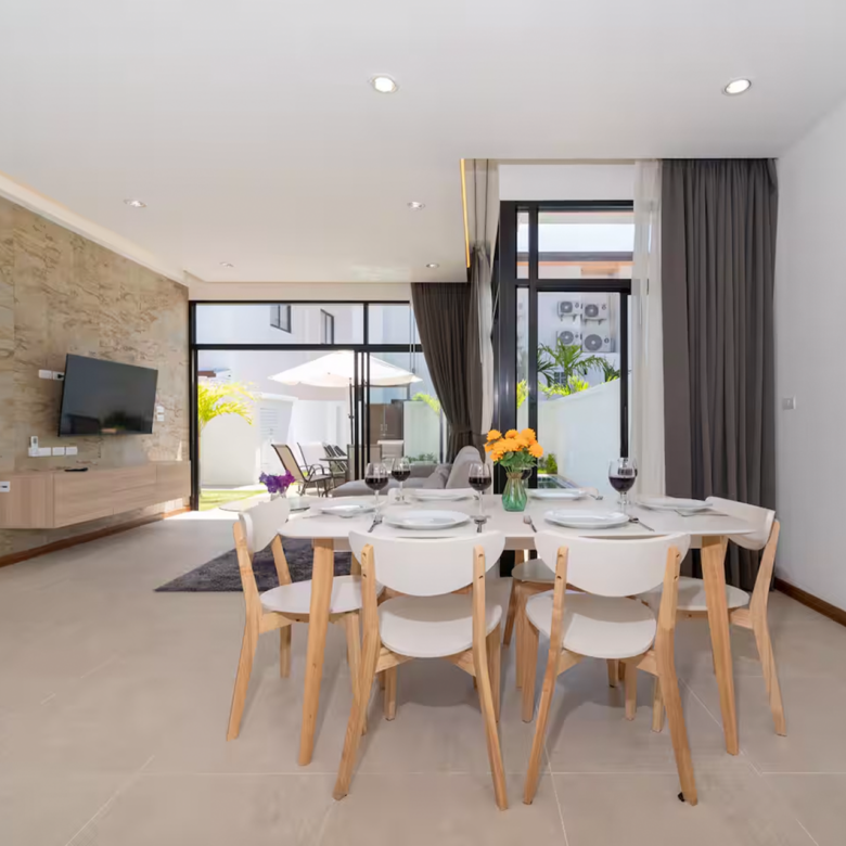Goldena Twin Kamala dining area with views toward pool terrace