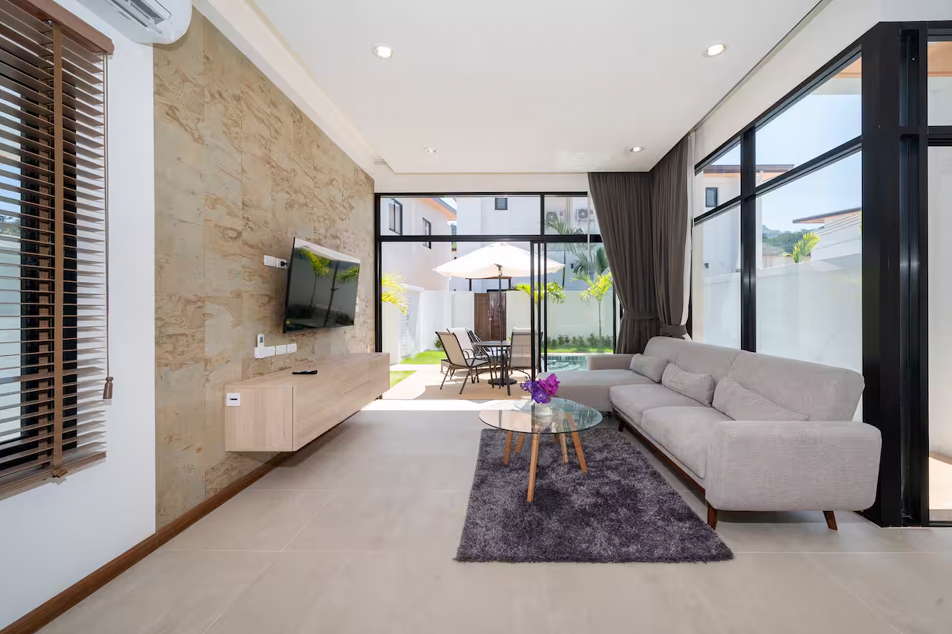 Goldena Twin Kamala living room with direct pool access