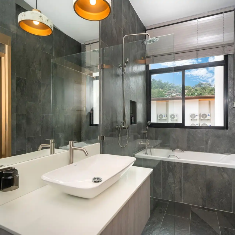 Goldena City Gems Kamala bathroom with bathtub and glass shower