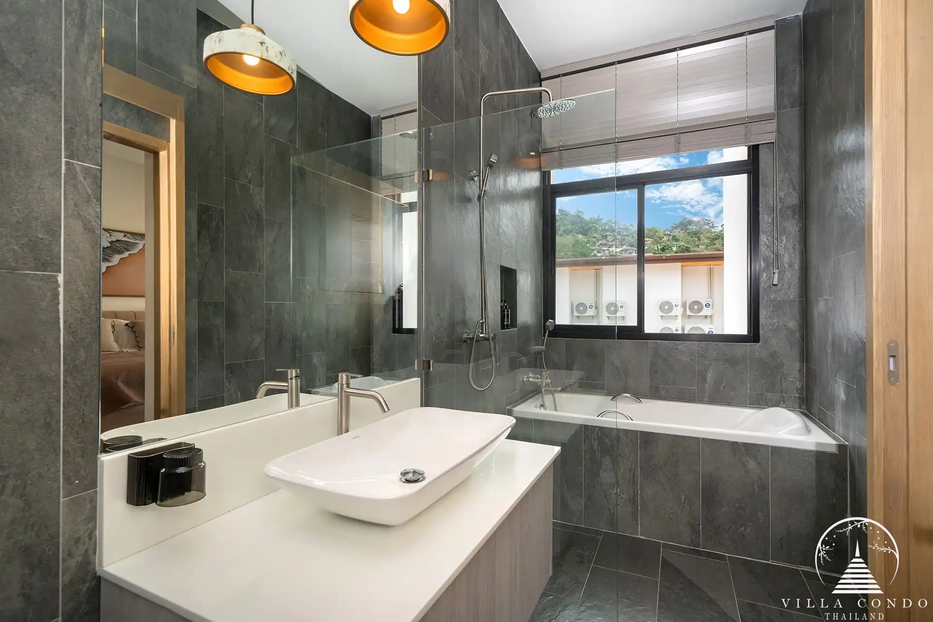 Goldena City Gems Kamala bathroom with bathtub and glass shower